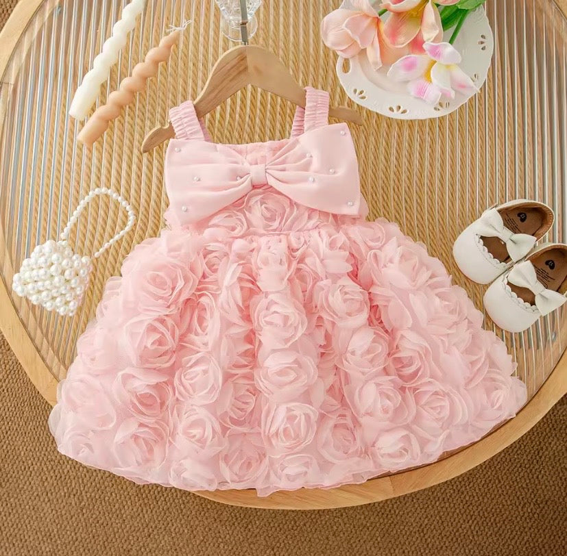 Vestido rosa, moños, perlas, flores 🎀🩷🌸 3611