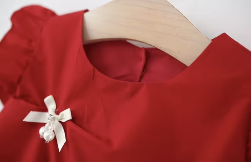 Vestido bordó con detalles de moñitos🎀🍒1135