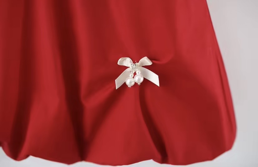 Vestido bordó con detalles de moñitos🎀🍒1135