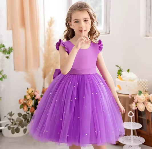 Vestido lila, perlas, moño