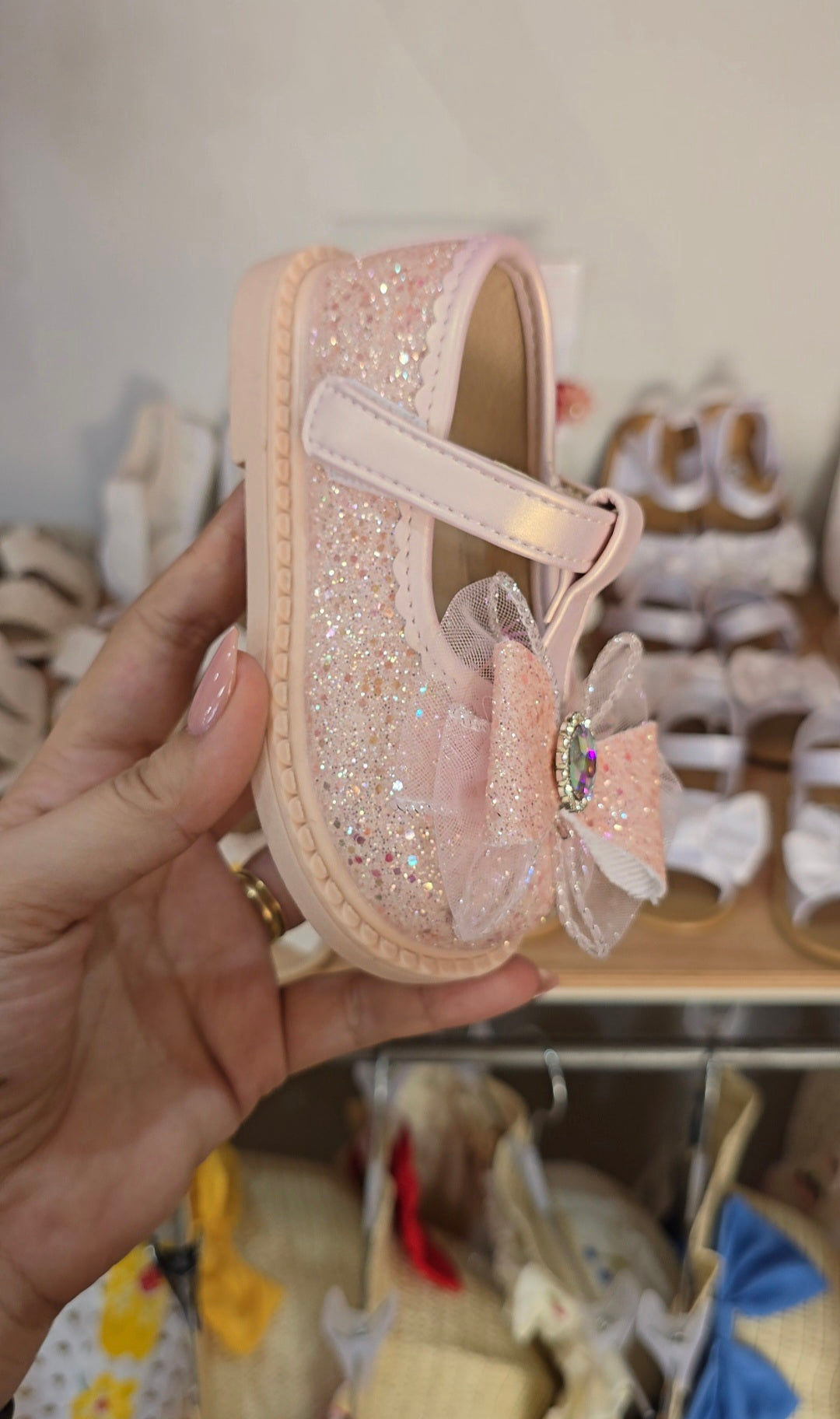 Zapatito Rosa con brillos y moño🎀 25036