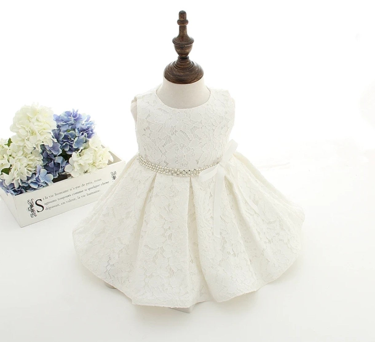 Vestido blanco con detalles bordado, con gorrito, brillos, perlas, perlitas, bautismo, cortejo 🤍✨3370