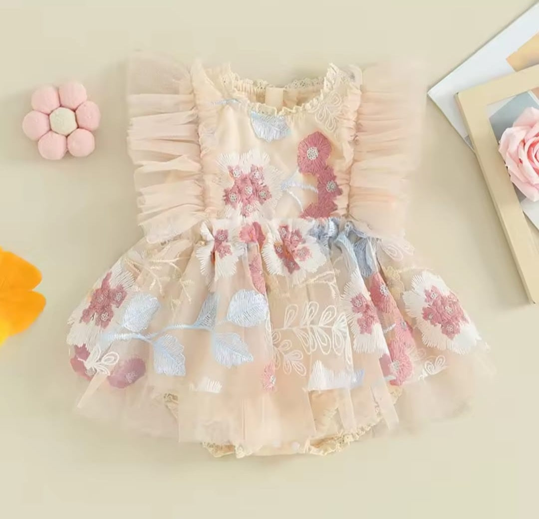 Vestibody Beige, flores, sesión precumple 1647